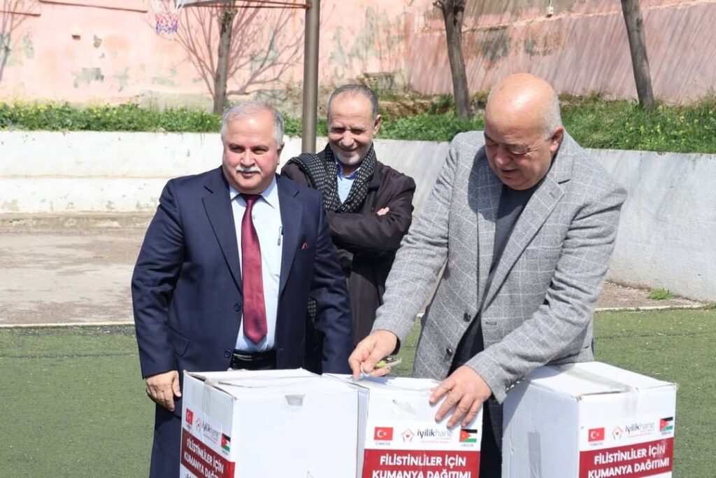 تحت رعاية رئيس بلدية إربد الكبرى.. جمعية الفاروق توزّع ملابس العيد على أسر الأيتام
