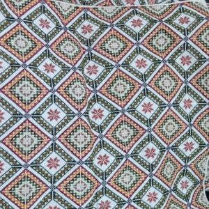 وسادة مطرّزة بنقش المعينات الزيتونية