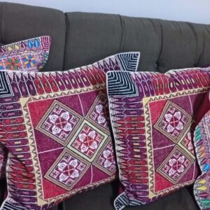 وسادة مطرّزة بنقش التراث الفلسطيني الكلاسيكي