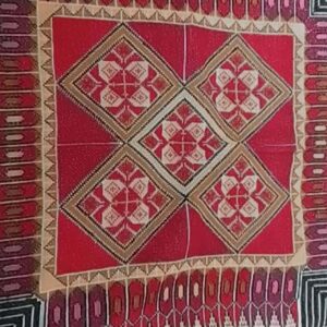 وسادة مطرّزة بنقش الوردة الحمراء